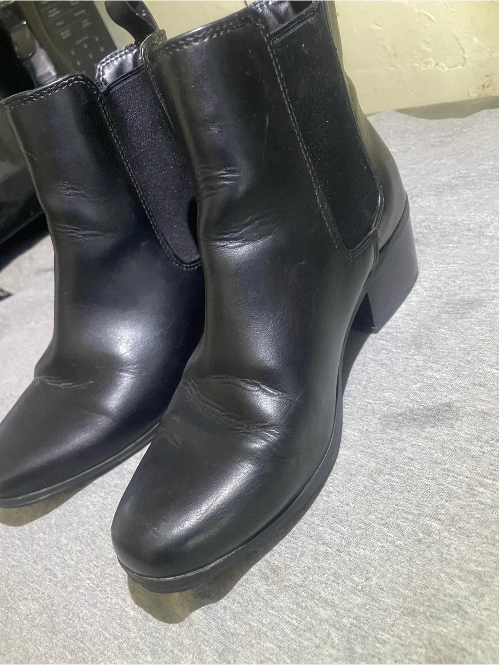 A new day size 7 Men'es Black Leather Chelsea Boots - Classic Slip-On Style